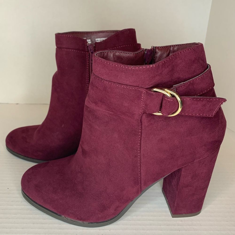Shoedazzle Darrie Faux Suede Red Cranberry Ankle Boots Booties Buckle Size 9